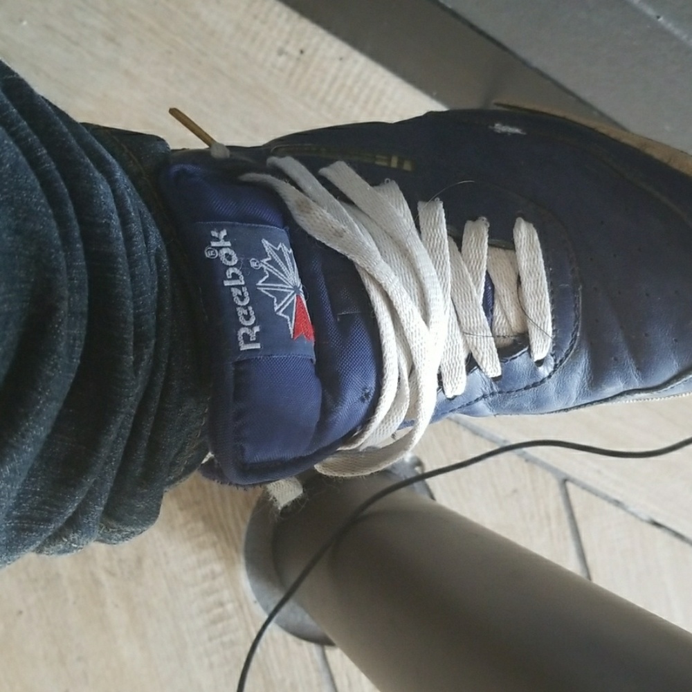 Classic Reebok - Picture 2 of 3